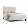 Letto matrimoniale in tessuto beige con cuscini decorativi