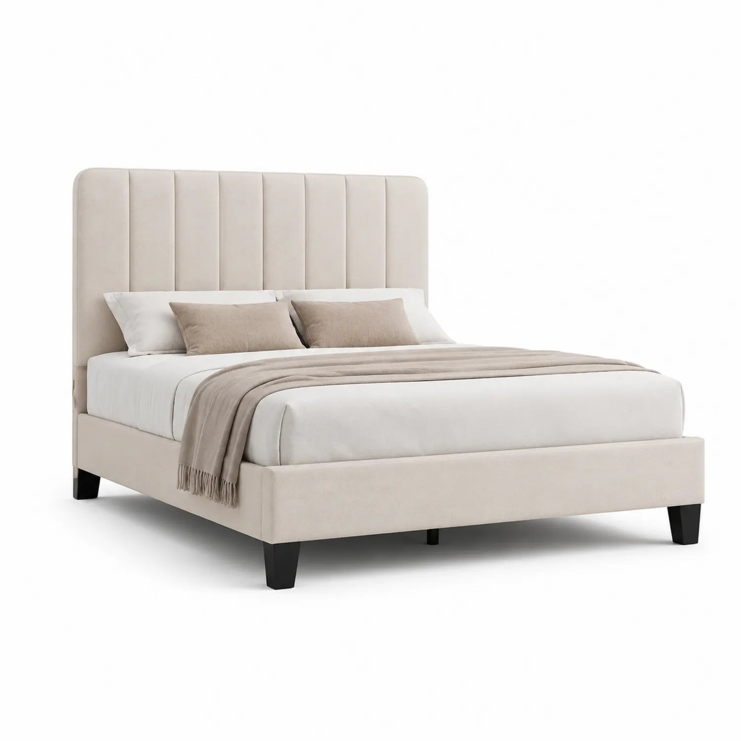 Letto matrimoniale in tessuto beige con cuscini decorativi